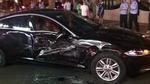 Bị chặn mất lối đi, cô gái lái Range Rover đâm nát hông xe Jaguar XF
