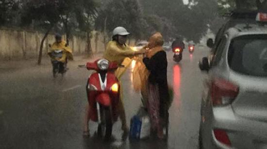 Hành động của cô gái với cụ già giữa cơn mưa lớn khiến nhiều người thấy mình thật nhỏ bé