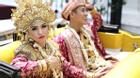 Choáng ngợp đám cưới 'toàn vàng' của tài tử điển trai nhất Indonesia