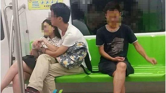 Mùa hè đã phát ngốt, các cặp đôi còn cứ hồn nhiên diễn cảnh nóng nơi đông người