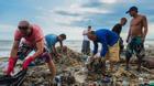 Sau bức ảnh biển Mũi Né kêu cứu, nhiều khách Tây chung tay dọn rác