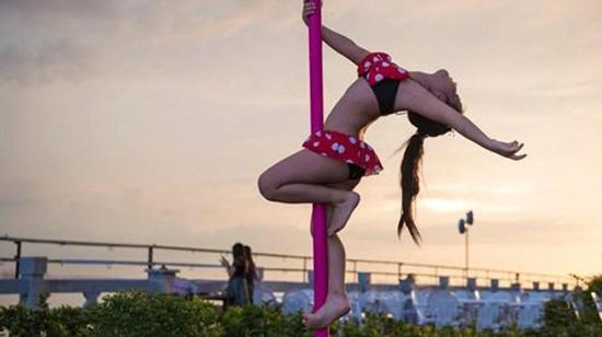 Bé gái 5 tuổi diện bikini múa cột gây tranh cãi