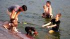 Nắng nóng cực đỉnh, người HN đưa chó cưng ra hồ Tây tắm cùng