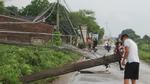 Mưa lớn “quá sức tưởng tượng” làm tốc mái nhà, đổ cây tại Hà Nội