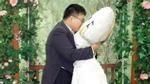 Ngã ngửa với anh chàng Hàn Quốc yêu và kết hôn với chiếc gối
