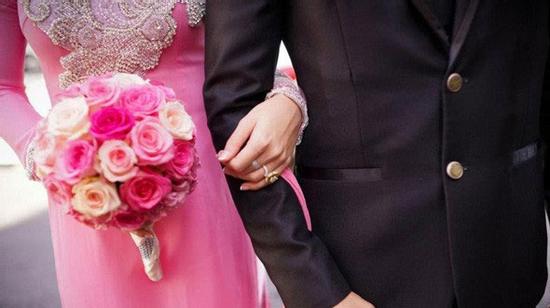 Lỡ có bầu, ngày cưới phải vào nhà trai bằng cửa sau