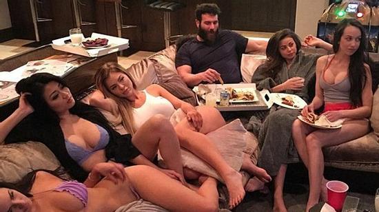 Cuộc sống ngập trong chân dài không khác ông trùm Playboy của tỷ phú giàu nhất nhì thế giới