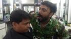 Chàng trai Ấn Độ trổ tài cắt tóc bằng miệng