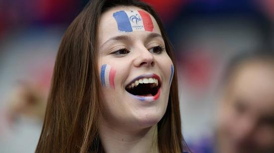 Sân Stade de France tươi mát với dàn fan nữ xinh đẹp