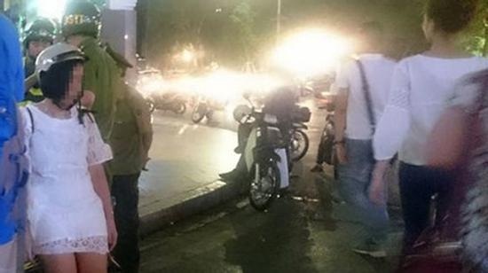Cô gái nũng nịu bạn trai người nước ngoài, đòi nhảy xuống từ tầng 3 