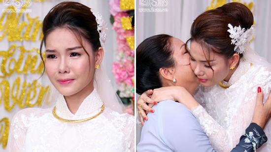 Kỳ Hân nước mắt lưng tròng trong lễ ăn hỏi