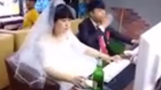 Không thay y phục, cô dâu chú rể tận hưởng 