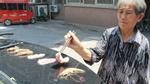 Trung Quốc: Tận dụng trời nắng, cụ bà nướng tôm, thịt, chiên trứng trên... ô tô
