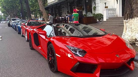 Siêu xe xếp hàng dài trên phố Hà Nội