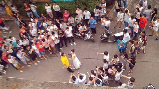 Nữ giảng viên mặc áo cưới cầu hôn nam sinh giữa sân trường