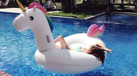 Ai cũng phải có ảnh chụp với món phụ kiện hot nhất mùa hè năm nay!
