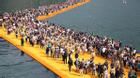 Hàng nghìn du khách xếp hàng đi con đường vàng giữa hồ