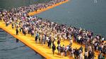 Hàng nghìn du khách xếp hàng đi con đường vàng giữa hồ
