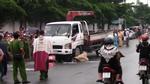 Xe tải cuốn 2 nữ công nhân vào gầm trong cơn mưa