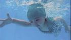 Con gái 2 tuổi của Elly Trần bơi lội như nàng tiên cá
