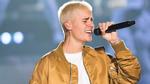 Đá nước vào vũ công, Justin Bieber trượt ngã dập mông trong concert