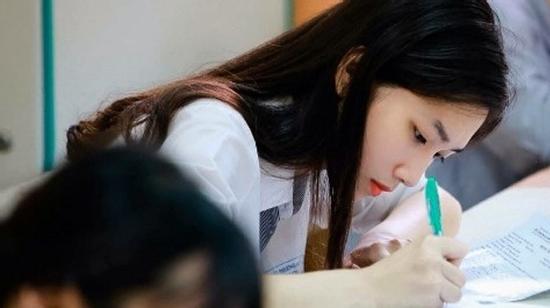 Nữ sinh giống Lưu Diệc Phi bị chụp lén trong phòng thi