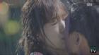 Park Shin Hye và Kim Rae Won khóa môi ngọt ngào dưới mưa