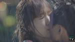 Park Shin Hye và Kim Rae Won khóa môi ngọt ngào dưới mưa