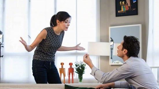Không thể tin những dòng tin nhắn đọc được lại là từ anh kết nghĩa của chồng