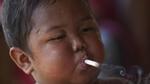 Bạn có còn nhớ cậu bé Indonesia 5 tuổi hút 40 điếu thuốc một ngày? Đây là cậu 8 năm sau