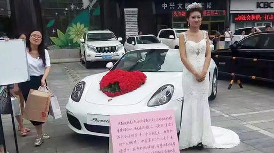 Cô gái mặc váy cưới: Nếu ôm đủ 999 chàng trai, sẽ lấy người cuối cùng làm chồng!