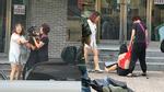 Trung Quốc: Đánh ghen kinh hoàng lột đồ, xé áo, cắt tóc tình địch vương vãi trên phố
