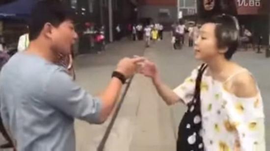 Cặp đôi yêu qua mạng đánh nhau tới tấp vì ngỡ ngàng trước nhan sắc xấu xí ngoài đời thực