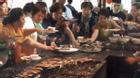 Hoảng hồn cảnh du khách Trung Quốc tranh nhau ăn buffet ở Nha Trang