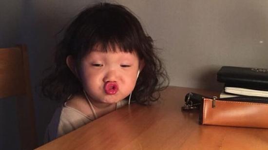 Cô bé Hàn Quốc với loạt biểu cảm đáng yêu xuất sắc này đang gây bão khắp mạng xã hội