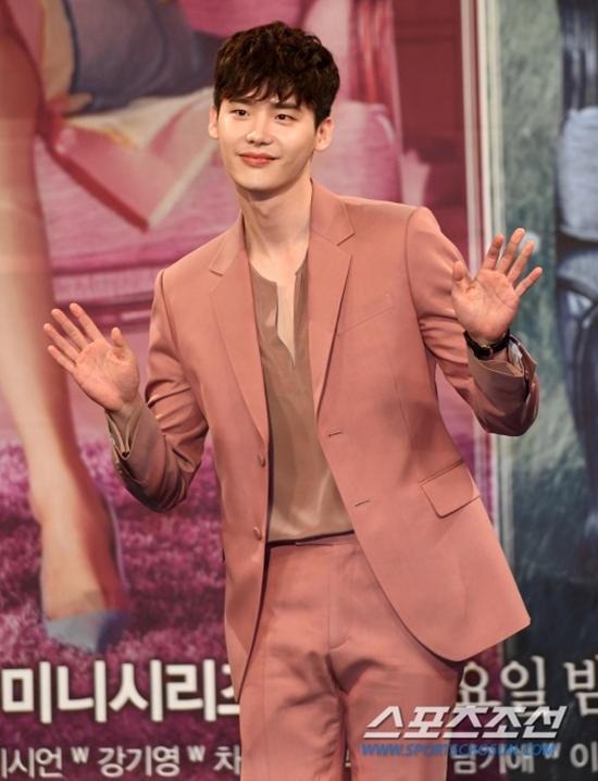 Lee Jong Suk và Han Hyo Joo sánh đôi tình tứ trong họp báo W  2sao