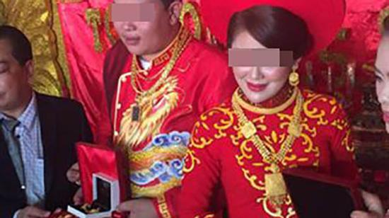 Việt Nam: Choáng với đám cưới của cặp đôi không có gì nhiều ngoài vàng