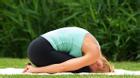6 động tác yoga giảm đau lưng cho nhân viên văn phòng