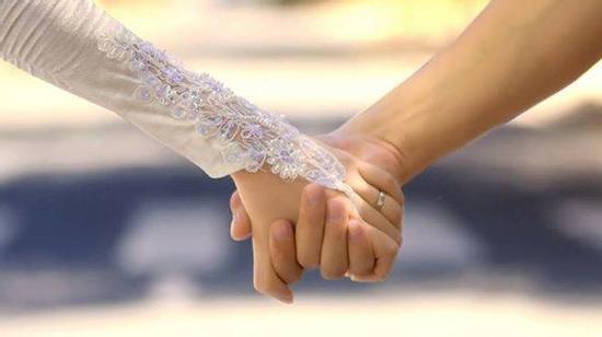 Chỉ cần bàn tay anh siết chặt tay em