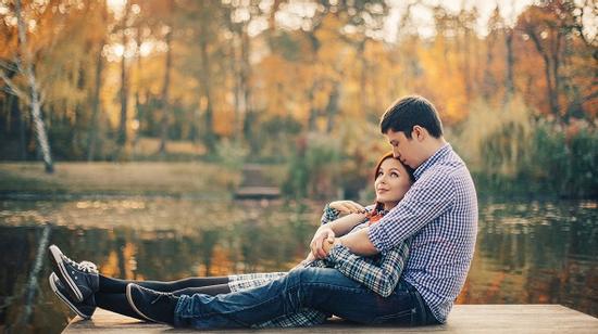 Sững sờ khi nhìn thấy hành động của em gái qua khe cửa phòng ngủ
