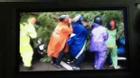 Hà Nội: Bất chấp nguy hiểm, gió to, người dân lao vào cứu 2 phụ nữ bị cây đè do bão