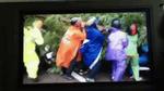 Hà Nội: Bất chấp nguy hiểm, gió to, người dân lao vào cứu 2 phụ nữ bị cây đè do bão