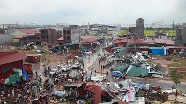 Vòi rồng thổi bay hàng chục mái nhà ở Bắc Ninh-1