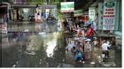 Nước cống hôi thối, đen kịt bủa vây cổng bệnh viện Phụ sản Hà Nội