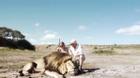 Chụp hình cùng sư tử và cái kết khiến dân mạng thế giới hoang mang