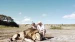 Chụp hình cùng sư tử và cái kết khiến dân mạng thế giới hoang mang