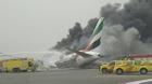 Máy bay chở 275 người hạ cánh khẩn, bốc khói ngùn ngụt