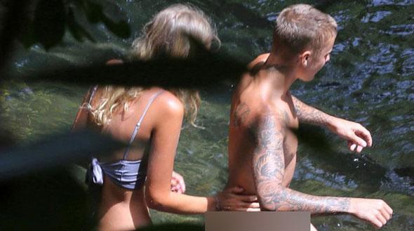 Sau Orlando Bloom, đến lượt Justin Bieber bị tung ảnh khỏa thân tắm suối bê...