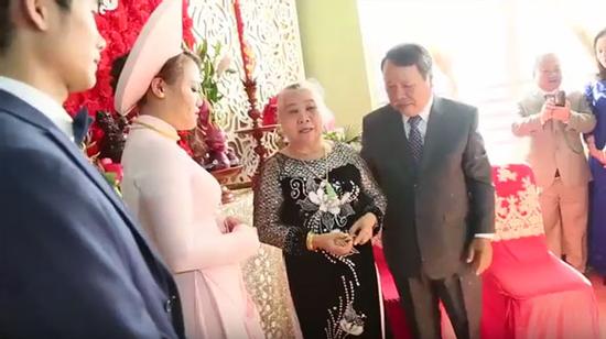 Bà ngoại đáng yêu nhất Nam Bộ: Ngoại không có chi, ngoại cho con 10 cây vàng