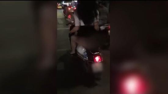 Clip: Vừa phóng xe máy lạng lách, vừa liên tục tự tốc váy, cô gái khiến người đi đường sững sờ